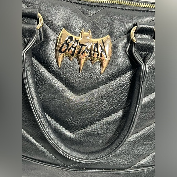 Warner Brothers DC Comic’s Classic Batman dome purse - Picture 3 of 10